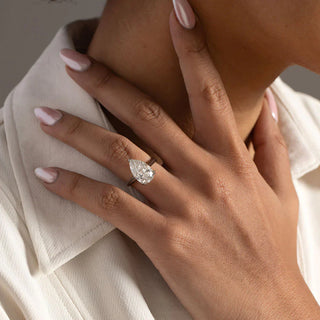 Pear-shaped diamond engagement ring paired with a matching wedding band, showcasing a stylish and elegant bridal set with a unique teardrop shape.