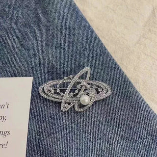 Milky Way Pearl Brooch – 925 sterling silver with 14K gold plating, luminous 8–9 mm freshwater pearl, multi-toned lab sapphires.