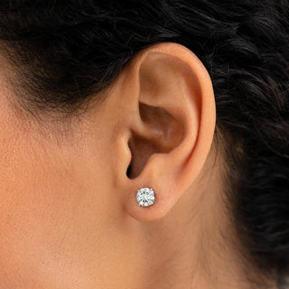 Women’s round cut lab grown diamond stud earrings in 18K gold (1 carat EF color, VVS clarity).