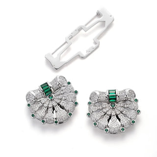 Vintage emerald clasp brooch in sterling silver with central green emerald, 57 mm wide and weighing 39 g.