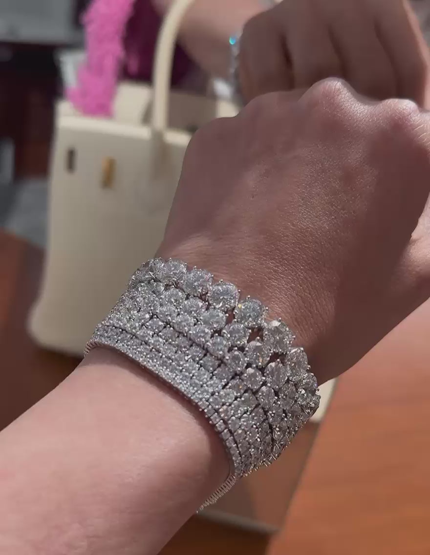 Classic tennis bracelet in 18K white gold with lab-grown diamonds – elegant silver setting and timeless design for everyday and occasion wear.